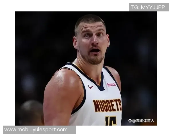 约基奇受伤后痛苦翻滚扶栏而行左脚无法承重艰难回更衣室